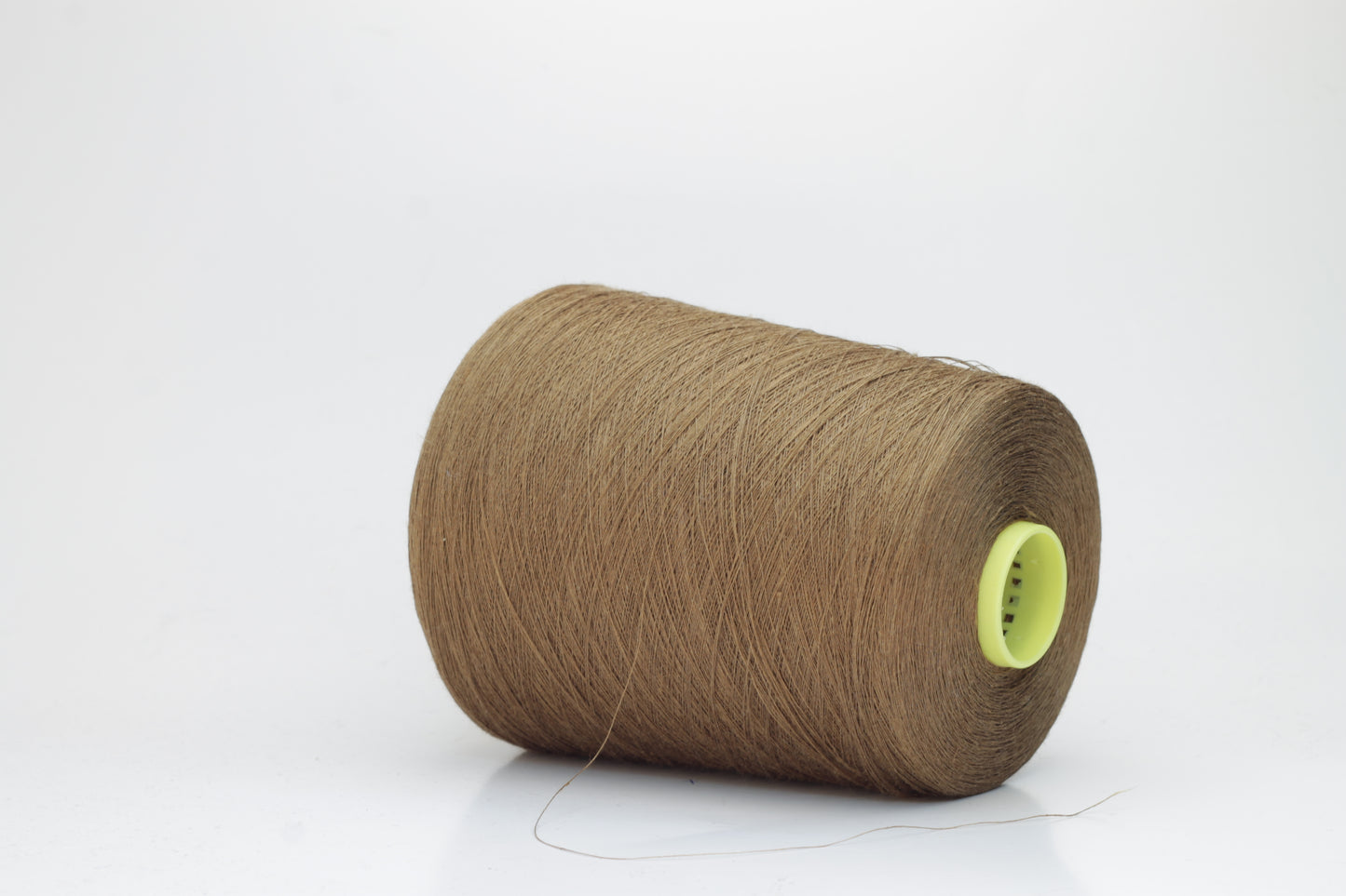 Fine, single-ply linen yarn in a rich Cammello. Reveals a crisp texture and subtle natural sheen, typical of pure linen fiber.