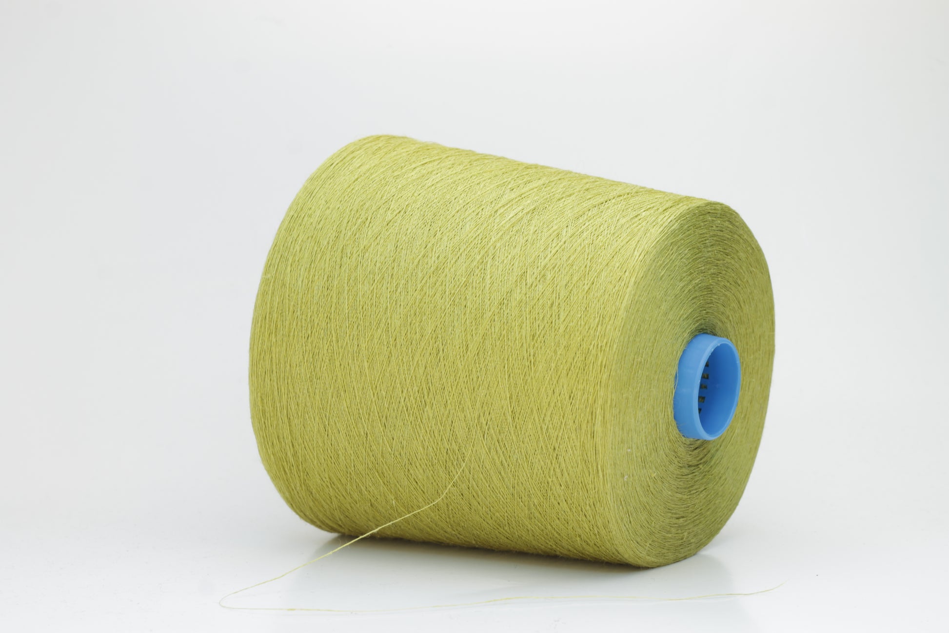 Fine, single-ply linen yarn in a rich Pistachio. Reveals a crisp texture and subtle natural sheen, typical of pure linen fiber.