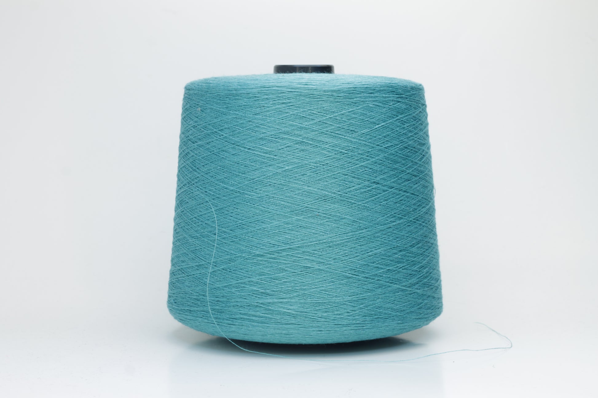 Fine, single-ply linen yarn in a Turquoise. Reveals a crisp texture and subtle natural sheen, typical of pure linen fiber.