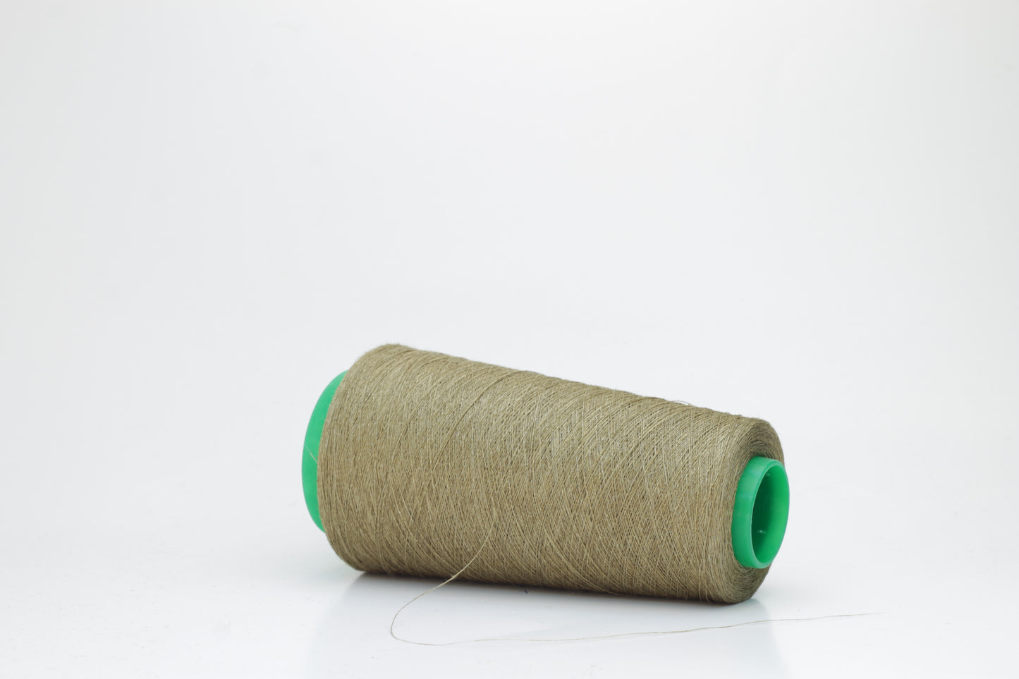 Fine, single-ply linen yarn in a rich Deserto. Reveals a crisp texture and subtle natural sheen, typical of pure linen fiber.