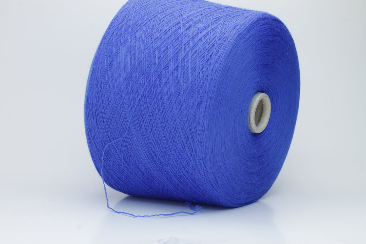 Close-up shot showcasing the intricate ply twist and fine structure of the blue Merino 100% Cashwool yarn. The fibers exhibit a subtle sheen and soft fluffiness, highlighting its exceptional quality and texture.