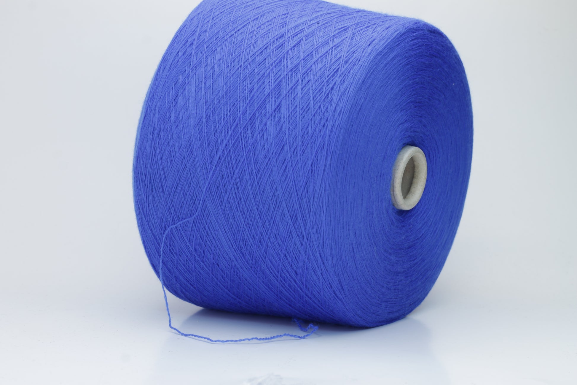 Close-up shot showcasing the intricate ply twist and fine structure of the blue Merino 100% Cashwool yarn. The fibers exhibit a subtle sheen and soft fluffiness, highlighting its exceptional quality and texture.