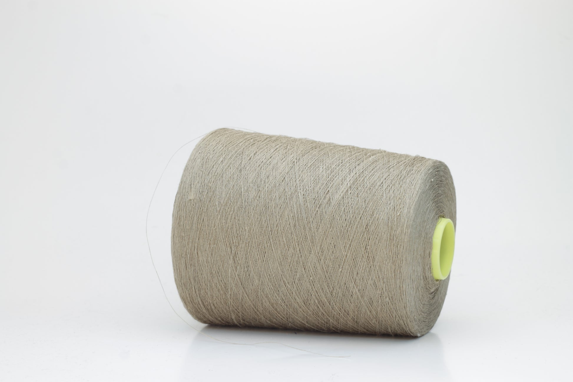 Fine, single-ply linen yarn in a rich Amadeo. Reveals a crisp texture and subtle natural sheen, typical of pure linen fiber.