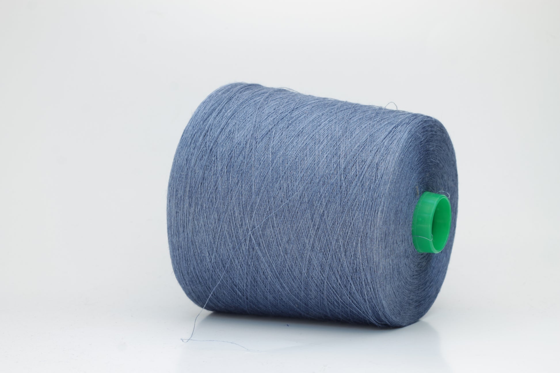 Fine, single-ply linen yarn in a rich Oceano. Reveals a crisp texture and subtle natural sheen, typical of pure linen fiber.