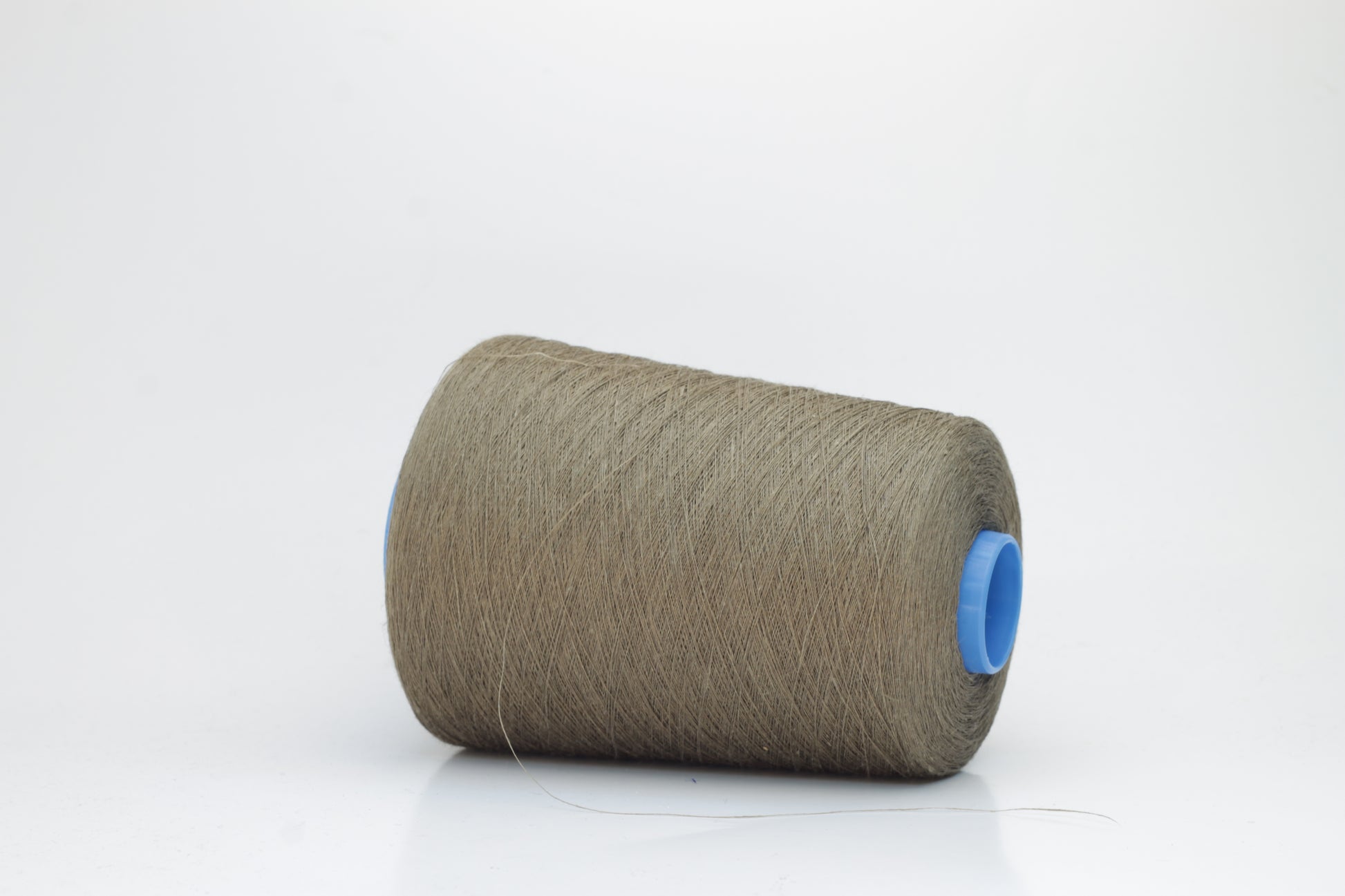 Fine, single-ply linen yarn in a rich Sughero. Reveals a crisp texture and subtle natural sheen, typical of pure linen fiber.