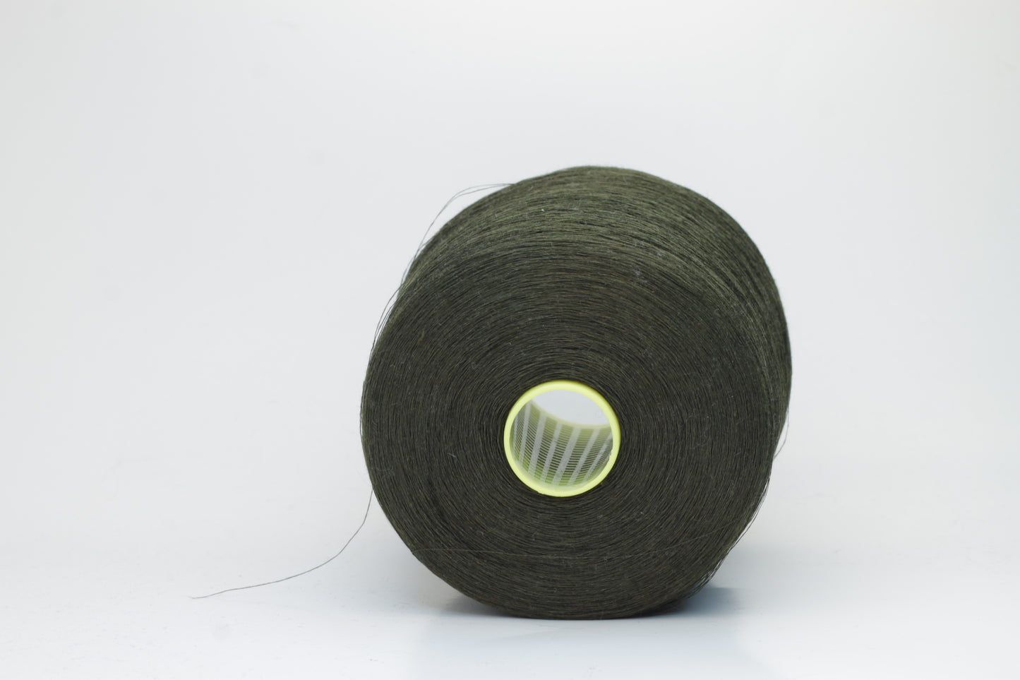 Fine, single-ply linen yarn in a rich Siepe. Reveals a crisp texture and subtle natural sheen, typical of pure linen fiber.