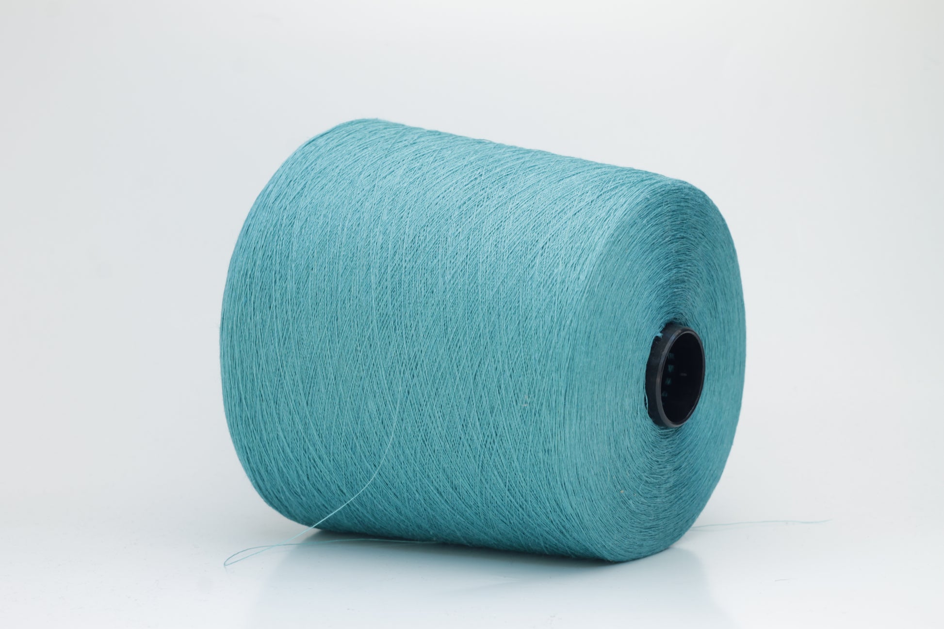 Fine, single-ply linen yarn in a Turquoise. Reveals a crisp texture and subtle natural sheen, typical of pure linen fiber.