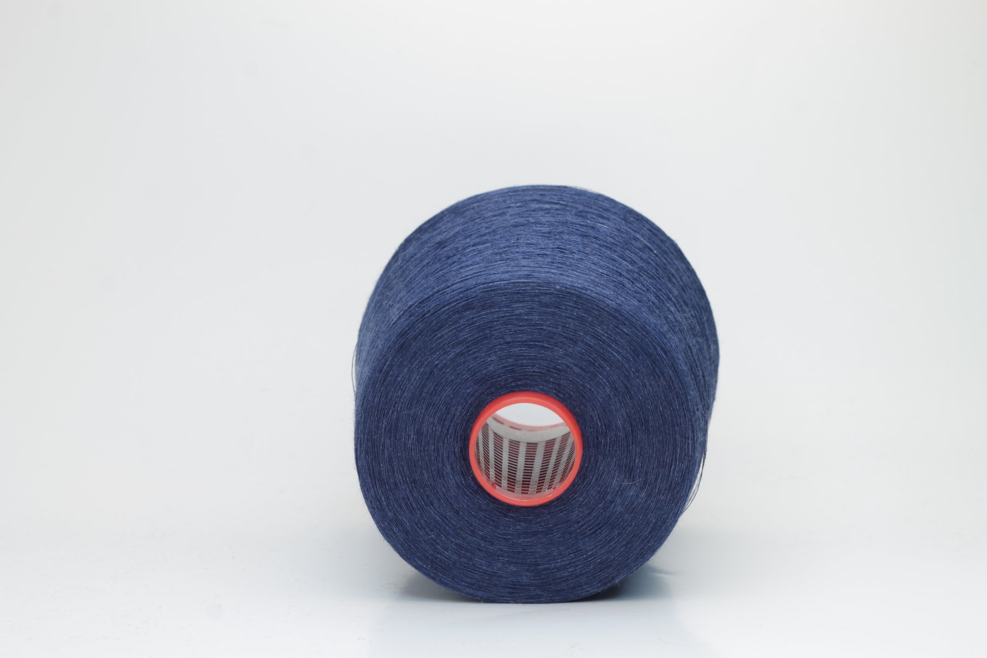 Fine, single-ply linen yarn in a rich Moby Dick. Reveals a crisp texture and subtle natural sheen, typical of pure linen fiber.