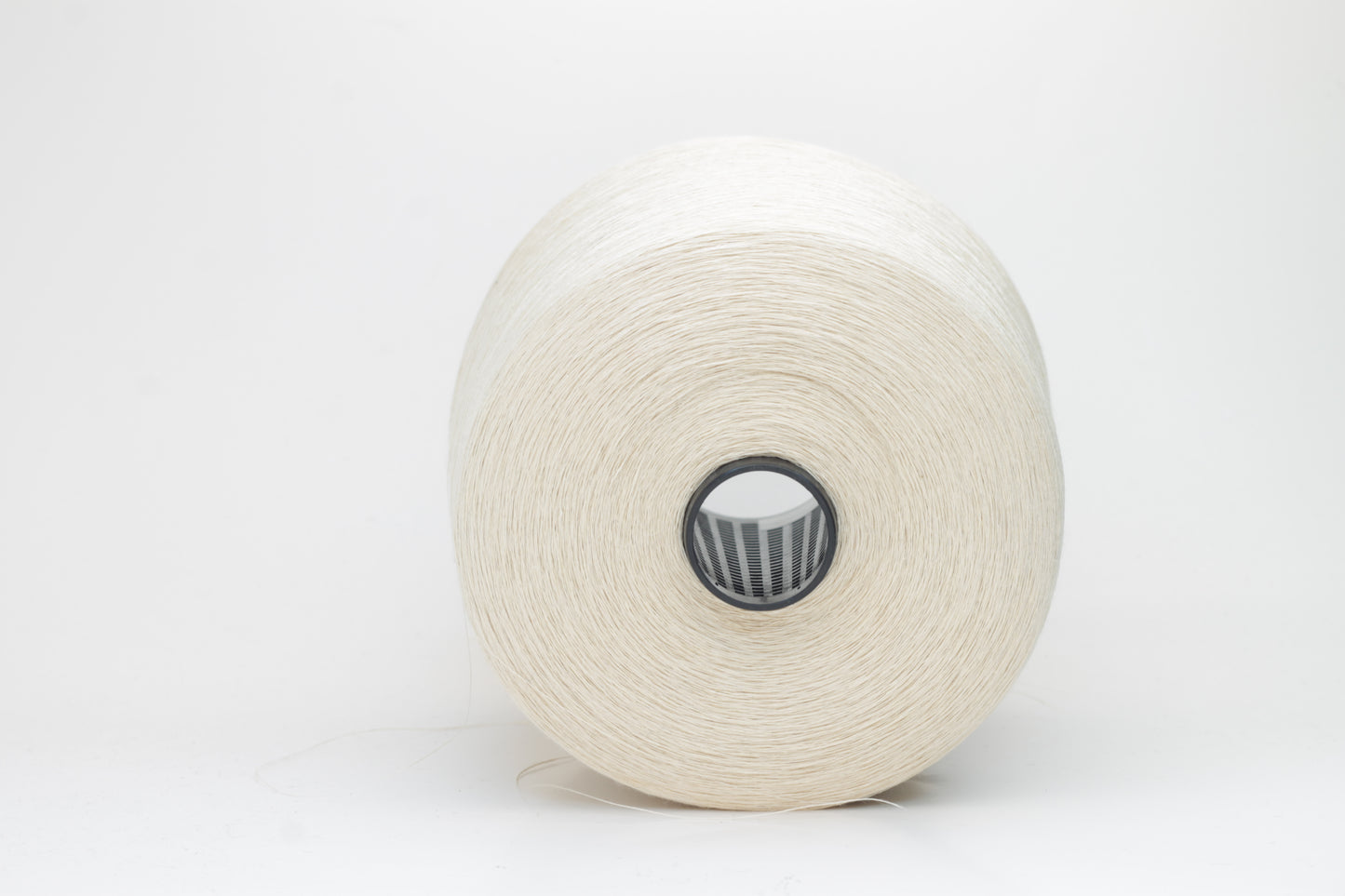 Fine, single-ply linen yarn in a rich Avorio. Reveals a crisp texture and subtle natural sheen, typical of pure linen fiber.