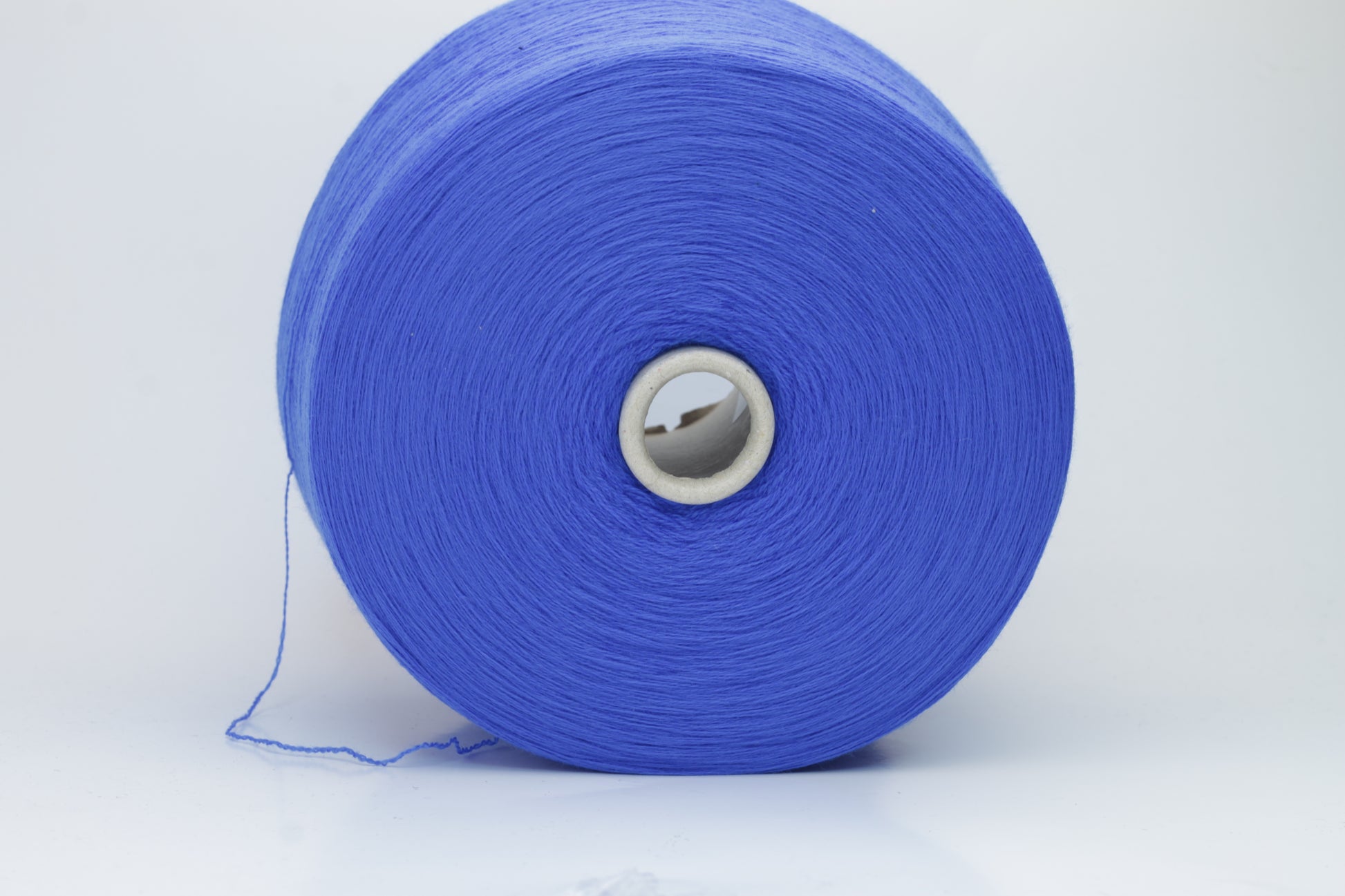 Close-up shot showcasing the intricate ply twist and fine structure of the blue Merino 100% Cashwool yarn. The fibers exhibit a subtle sheen and soft fluffiness, highlighting its exceptional quality and texture.