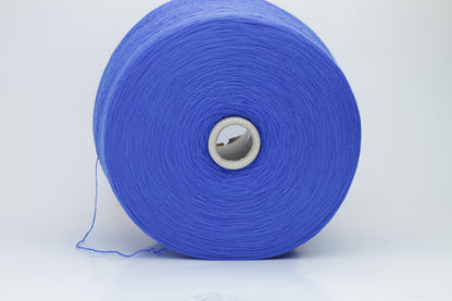 Close-up shot showcasing the intricate ply twist and fine structure of the blue Merino 100% Cashwool yarn. The fibers exhibit a subtle sheen and soft fluffiness, highlighting its exceptional quality and texture.