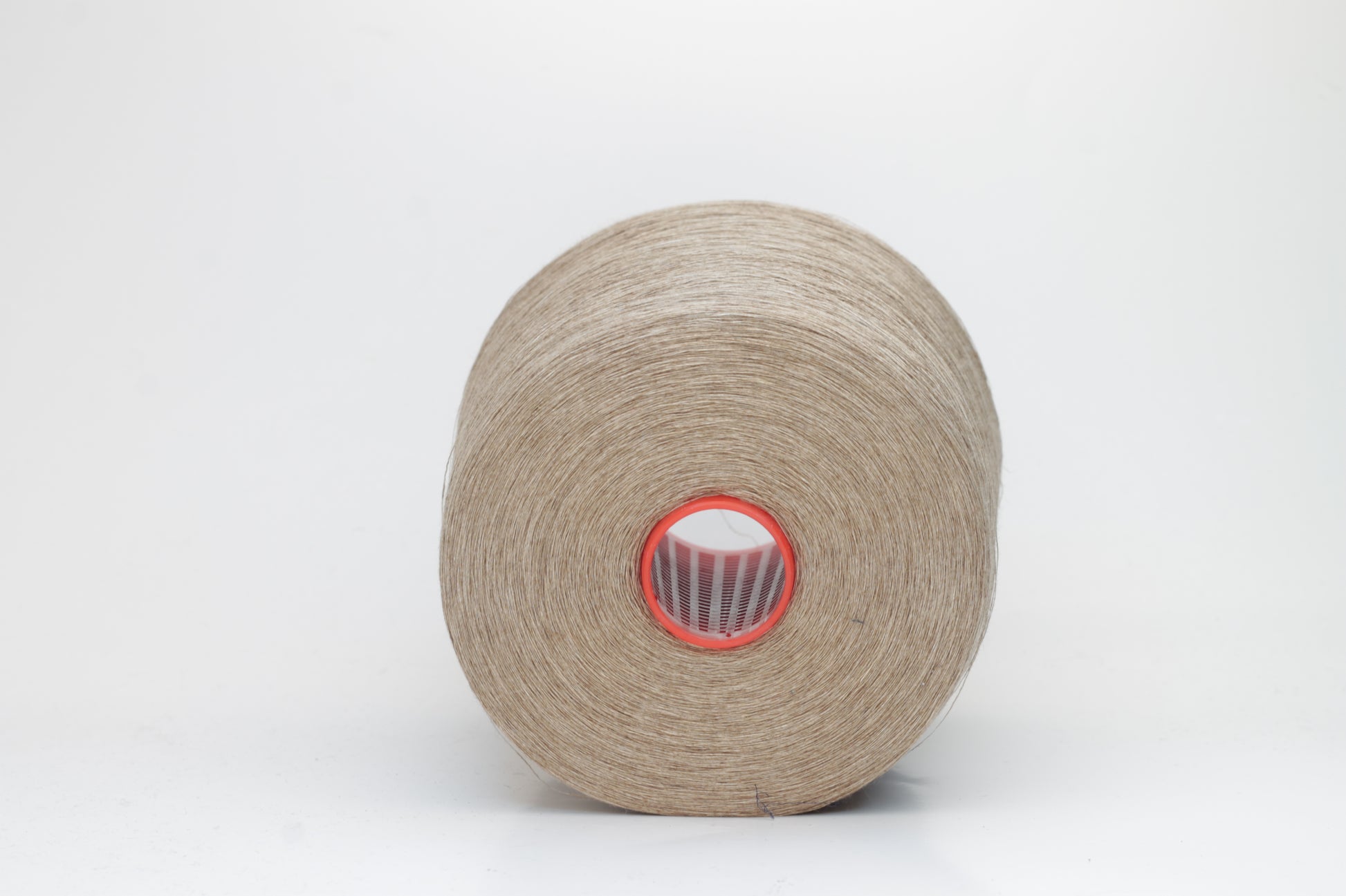 Fine, single-ply linen yarn in a rich Natural Taupe. Reveals a crisp texture and subtle natural sheen, typical of pure linen fiber.