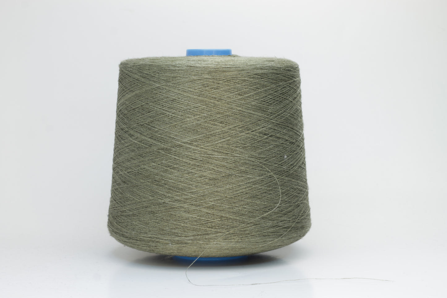 Fine, single-ply linen yarn in a rich Sedano. Reveals a crisp texture and subtle natural sheen, typical of pure linen fiber.