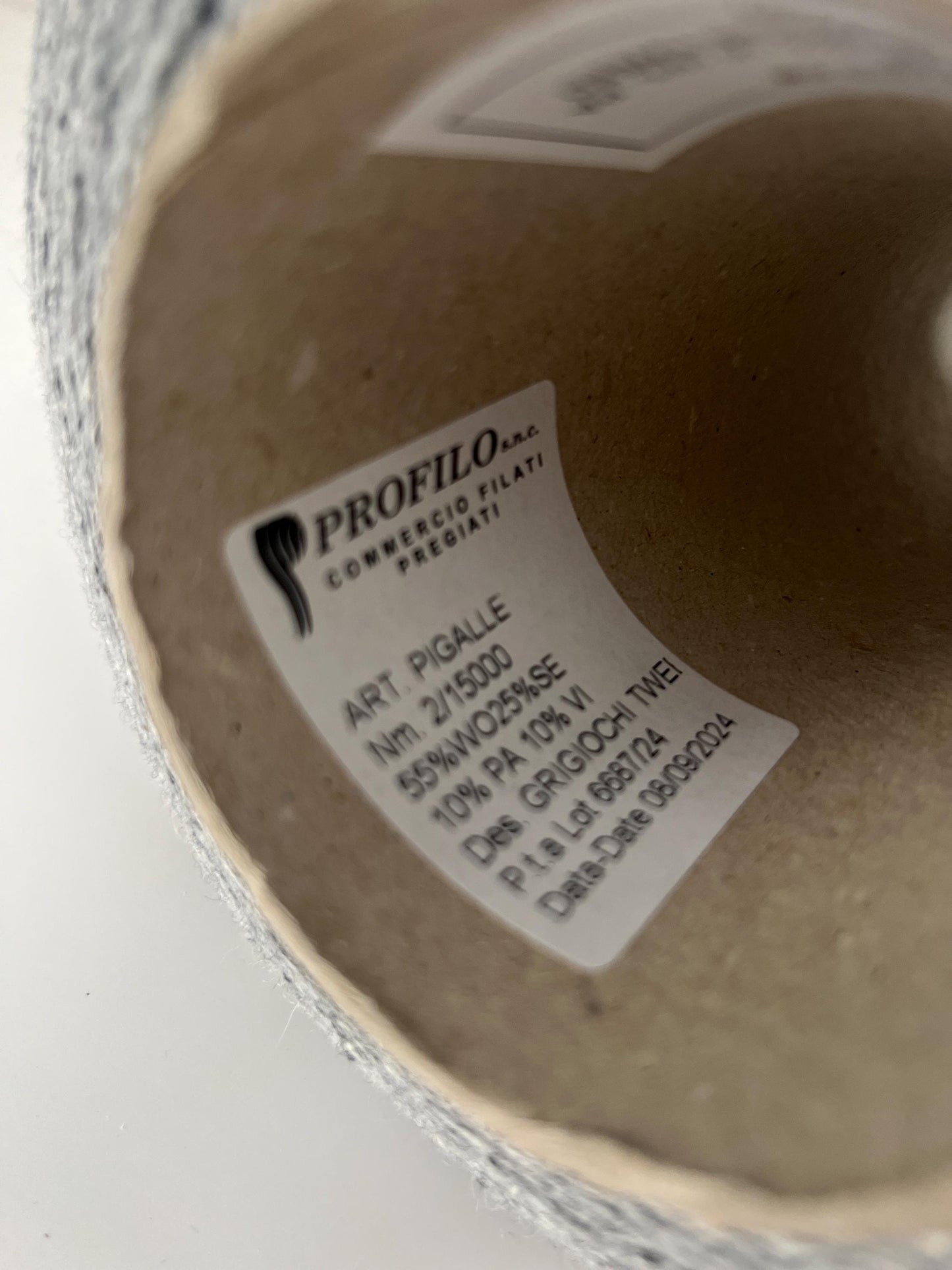 Wool 50%,Silk 25%,VI 10%,PA 10%.Color GRIGIOCHI TWEED.Per 100 gr