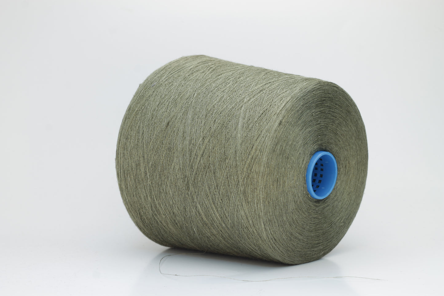 Fine, single-ply linen yarn in a rich Sedano. Reveals a crisp texture and subtle natural sheen, typical of pure linen fiber.