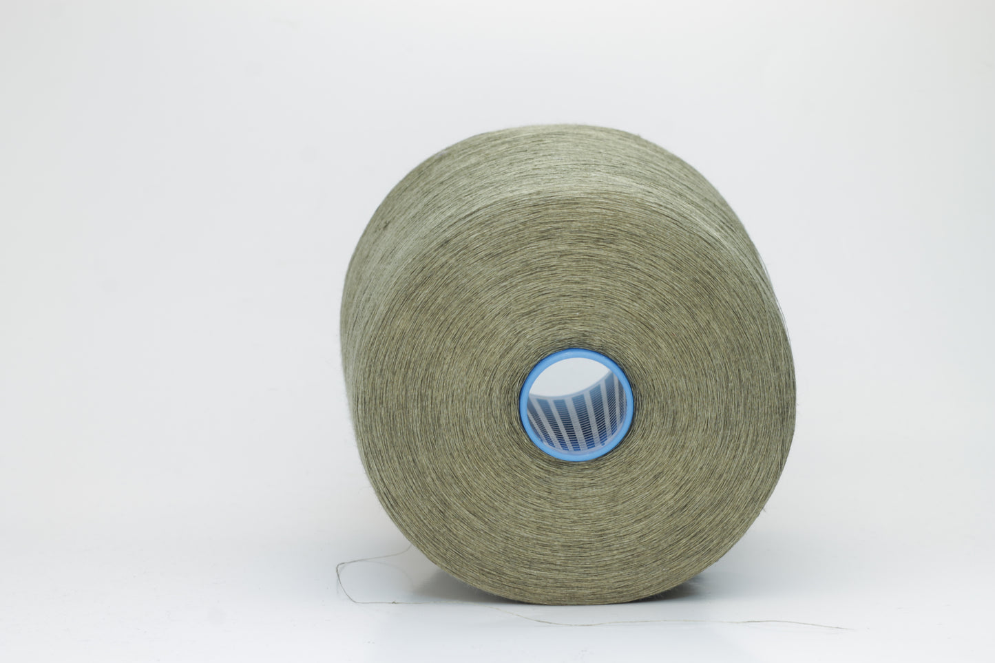Fine, single-ply linen yarn in a rich Sedano. Reveals a crisp texture and subtle natural sheen, typical of pure linen fiber.